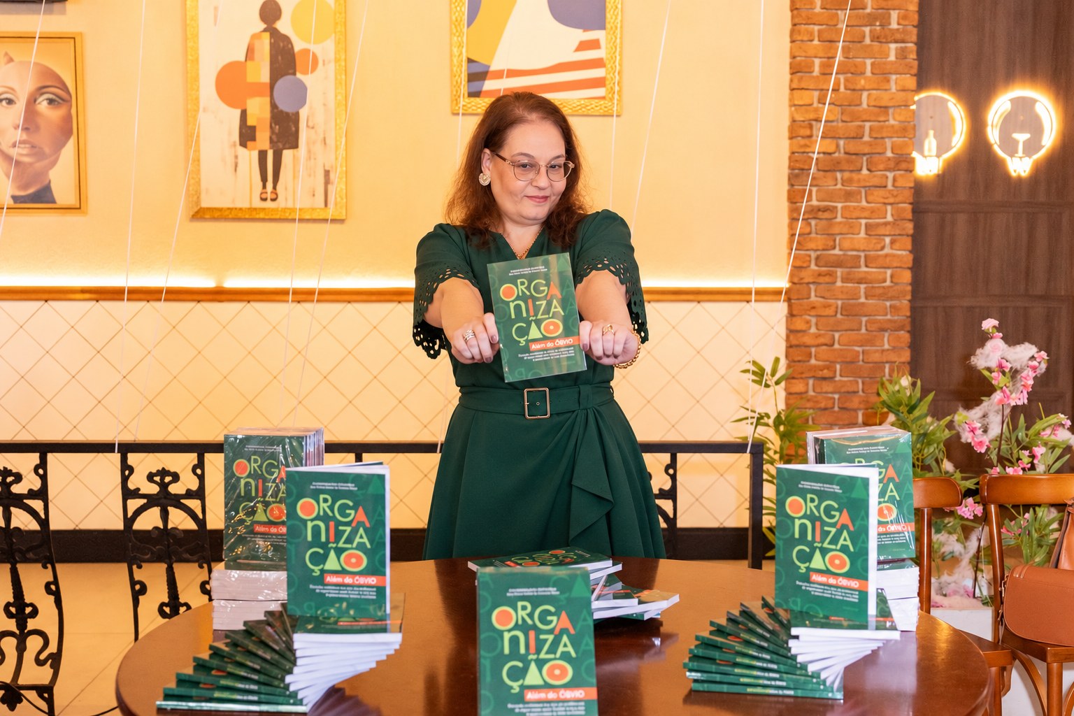 Marta apresentando o livro Organização Além do Óbvio