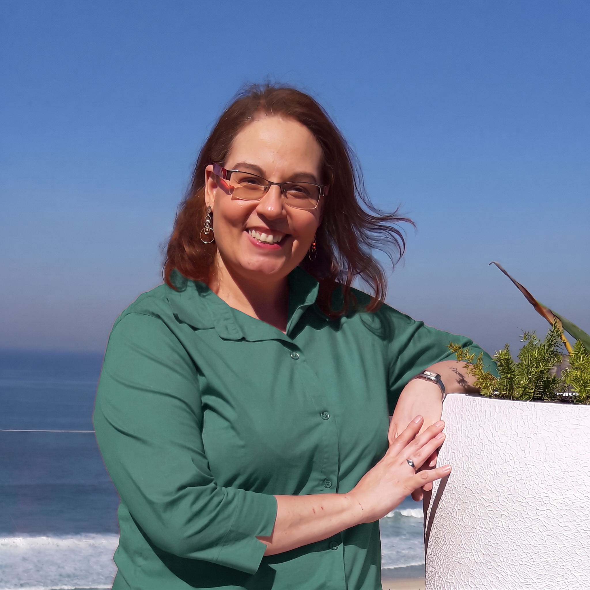Marta Teresa Oliveira, especialista em gestão de mudanças residenciais, com blusa verde